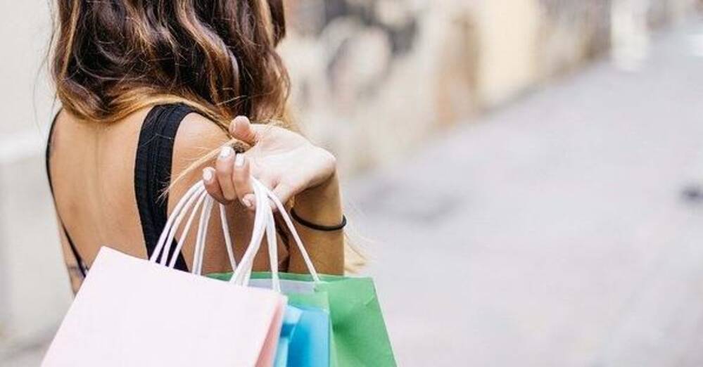 U.S. retail sales surged the highest in nearly two decades during the holiday season